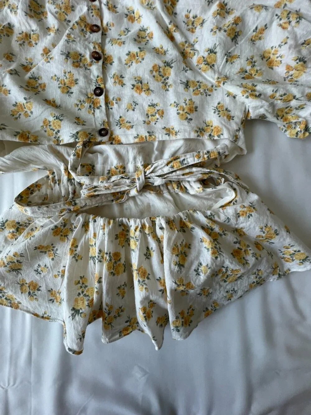 100% Cotton ASTR The Label Vendetti Floral Top Sz Large Cutout Back Puff Sleeves